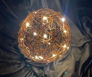 Lit Vine Globe